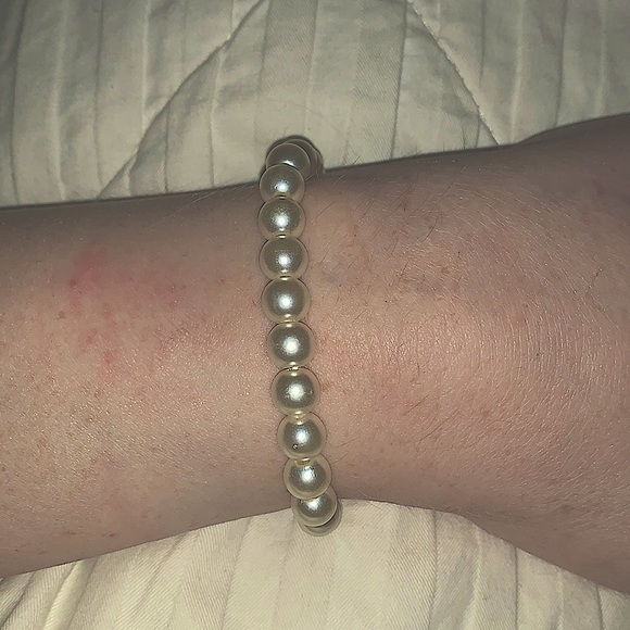 🎀White Pearl stretch bracelet 🎀 - Picture 1 of 2